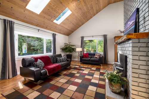 1302 Adams Road, Bowen Island, BC - Indoor Photo Showing Living Room