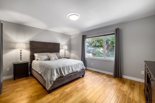 1302 Adams Road, Bowen Island, BC - Indoor Photo Showing Bedroom