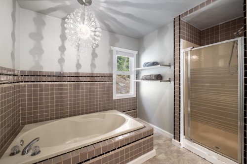 1302 Adams Road, Bowen Island, BC - Indoor Photo Showing Bathroom