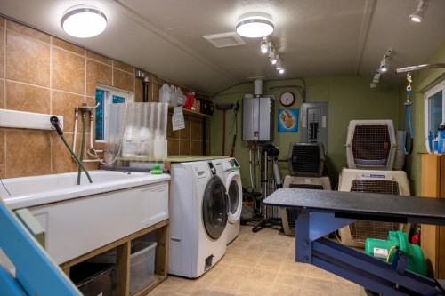 1302 Adams Road, Bowen Island, BC - Indoor Photo Showing Laundry Room