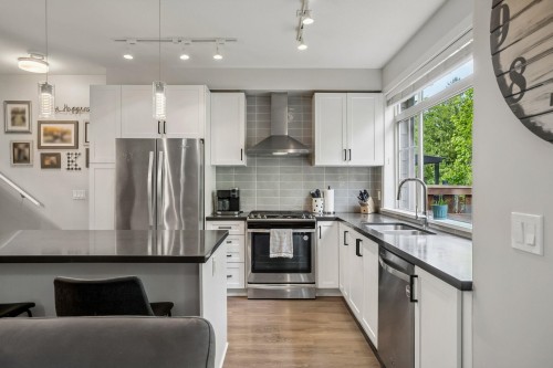 152-11305 240 Street, Maple Ridge, BC - Indoor Photo Showing Kitchen With Double Sink With Upgraded Kitchen