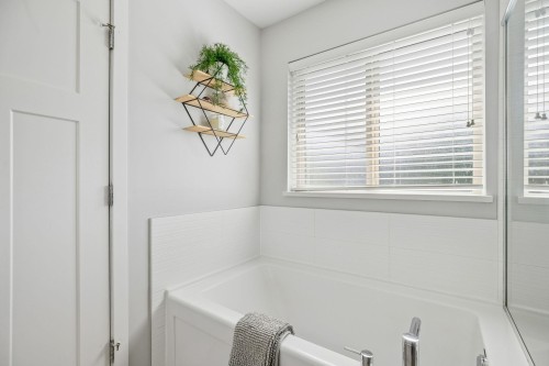 152-11305 240 Street, Maple Ridge, BC - Indoor Photo Showing Bathroom