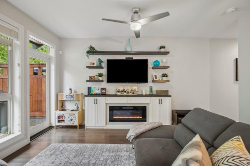 152-11305 240 Street, Maple Ridge, BC - Indoor Photo Showing Living Room With Fireplace