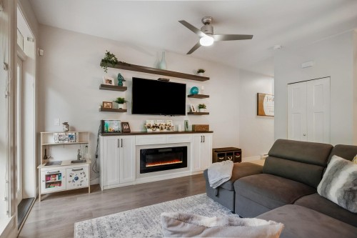 152-11305 240 Street, Maple Ridge, BC - Indoor Photo Showing Living Room With Fireplace