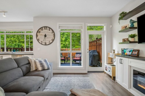 152-11305 240 Street, Maple Ridge, BC - Indoor Photo Showing Living Room With Fireplace
