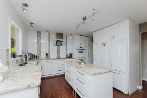 6505 Meier Road, Sechelt, BC - Indoor Photo Showing Kitchen With Upgraded Kitchen