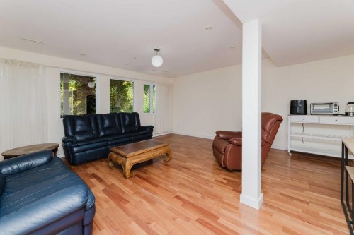 6505 Meier Road, Sechelt, BC - Indoor Photo Showing Living Room