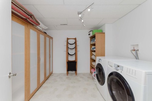 6505 Meier Road, Sechelt, BC - Indoor Photo Showing Laundry Room