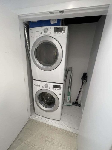 1307-518 Whiting Way, Coquitlam, BC - Indoor Photo Showing Laundry Room