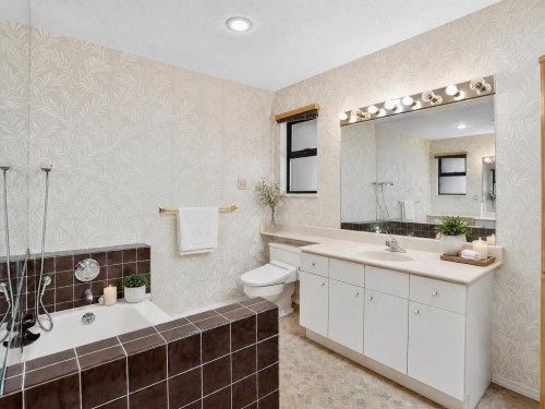 2940 Dresden Way, North Vancouver, BC - Indoor Photo Showing Bathroom