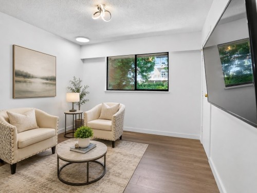 2940 Dresden Way, North Vancouver, BC - Indoor Photo Showing Living Room