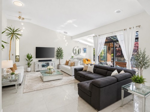 2940 Dresden Way, North Vancouver, BC - Indoor Photo Showing Living Room