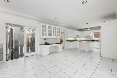 7471 Ledway Road, Richmond, BC - Indoor Photo Showing Kitchen