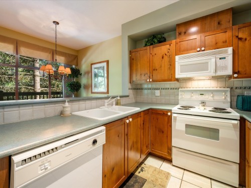 117-4355 Northlands Boulevard, Whistler, BC - Indoor Photo Showing Kitchen With Double Sink
