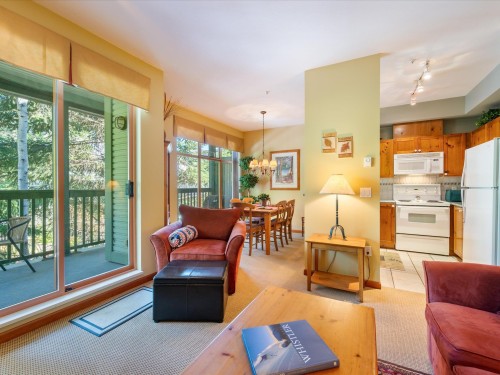 117-4355 Northlands Boulevard, Whistler, BC - Indoor Photo Showing Living Room