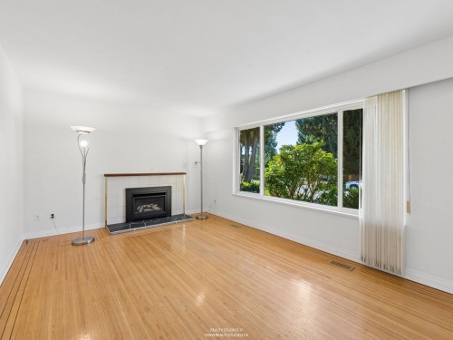 1341 Barberry Drive, Port Coquitlam, BC - Indoor Photo Showing Living Room With Fireplace