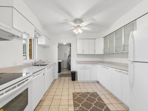 1341 Barberry Drive, Port Coquitlam, BC - Indoor Photo Showing Kitchen