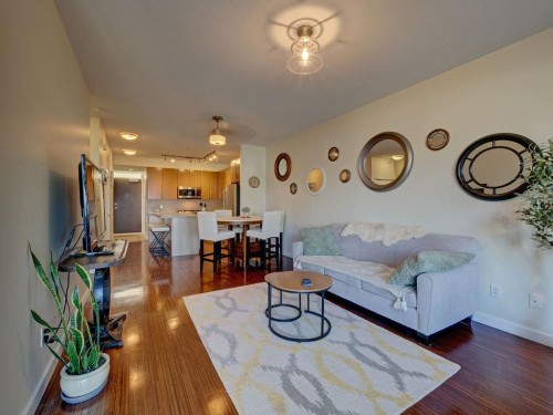 105-5160 Davis Bay Road, Sechelt, BC - Indoor Photo Showing Living Room
