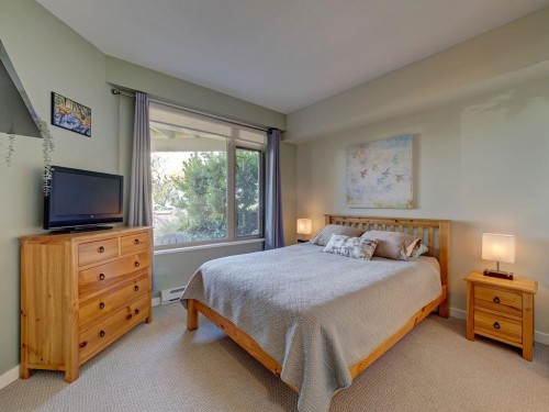 105-5160 Davis Bay Road, Sechelt, BC - Indoor Photo Showing Bedroom