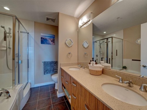 105-5160 Davis Bay Road, Sechelt, BC - Indoor Photo Showing Bathroom