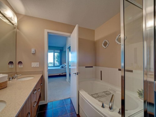 105-5160 Davis Bay Road, Sechelt, BC - Indoor Photo Showing Bathroom