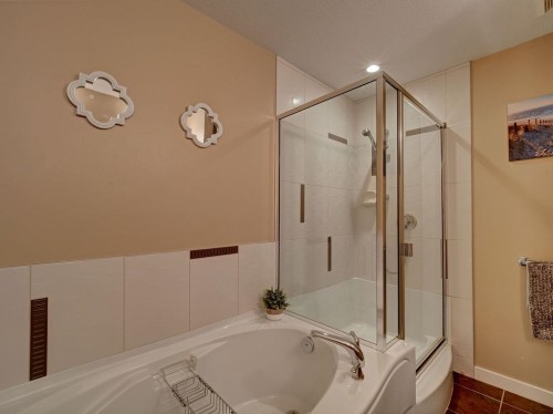 105-5160 Davis Bay Road, Sechelt, BC - Indoor Photo Showing Bathroom