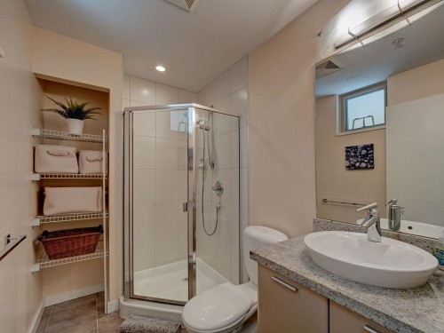 105-5160 Davis Bay Road, Sechelt, BC - Indoor Photo Showing Bathroom