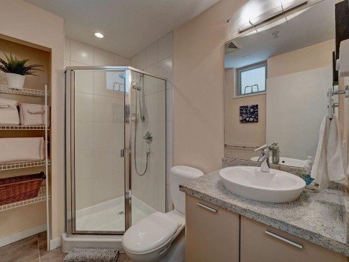 105-5160 Davis Bay Road, Sechelt, BC - Indoor Photo Showing Bathroom