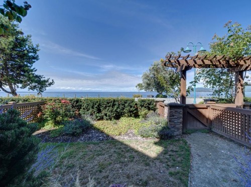 105-5160 Davis Bay Road, Sechelt, BC - Outdoor
