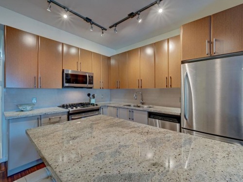 105-5160 Davis Bay Road, Sechelt, BC - Indoor Photo Showing Kitchen With Double Sink