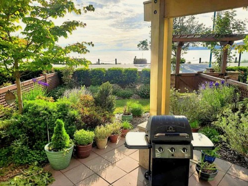 105-5160 Davis Bay Road, Sechelt, BC - Outdoor