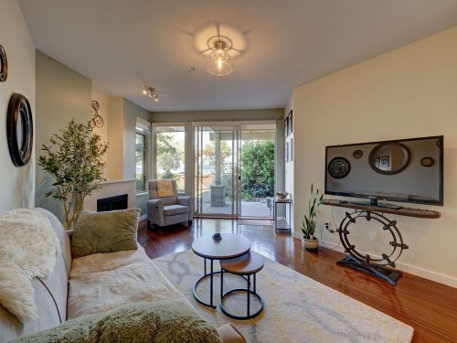 105-5160 Davis Bay Road, Sechelt, BC - Indoor Photo Showing Living Room