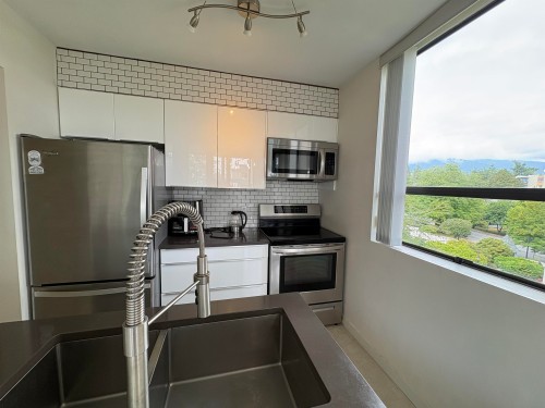 502-1737 Duchess Avenue, West Vancouver, BC - Indoor Photo Showing Kitchen With Stainless Steel Kitchen With Double Sink