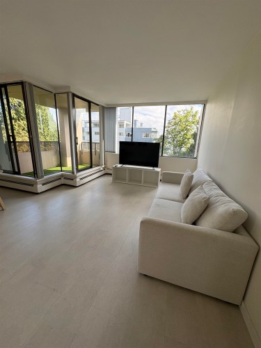 502-1737 Duchess Avenue, West Vancouver, BC - Indoor Photo Showing Living Room