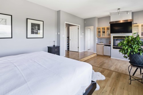 212 Sea Avenue N, Burnaby, BC - Indoor Photo Showing Bedroom