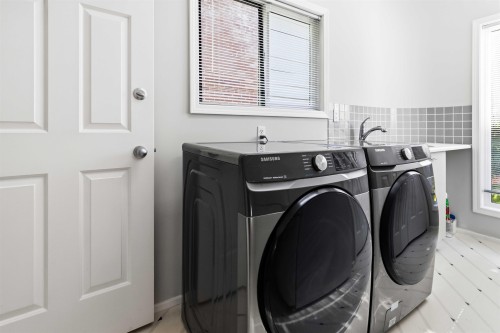 212 Sea Avenue N, Burnaby, BC - Indoor Photo Showing Laundry Room