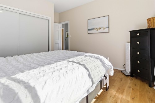 212 Sea Avenue N, Burnaby, BC - Indoor Photo Showing Bedroom