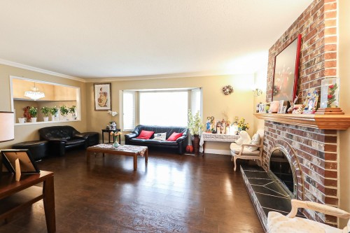 10340 Bamberton Drive, Richmond, BC - Indoor Photo Showing Living Room With Fireplace