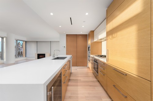 2301-667 Howe Street, Vancouver, BC - Indoor Photo Showing Kitchen With Double Sink With Upgraded Kitchen