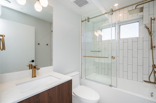 3-676 22Nd Avenue E, Vancouver, BC - Indoor Photo Showing Bathroom