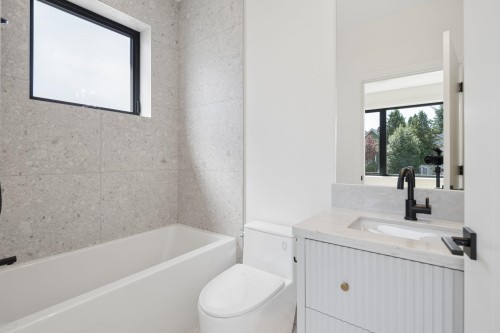 1-2815 Trinity Street, Vancouver, BC - Indoor Photo Showing Bathroom