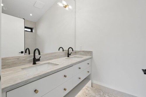 1-2815 Trinity Street, Vancouver, BC - Indoor Photo Showing Bathroom