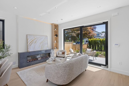 1-2815 Trinity Street, Vancouver, BC - Indoor Photo Showing Living Room With Fireplace