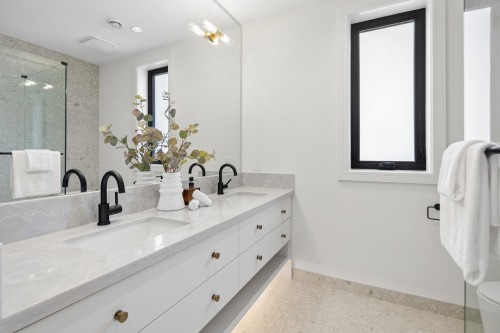 2-2815 Trinity Street, Vancouver, BC - Indoor Photo Showing Bathroom