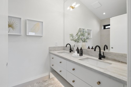 2-2815 Trinity Street, Vancouver, BC - Indoor Photo Showing Bathroom
