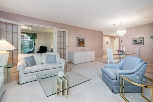 108-1675 Augusta Avenue, Burnaby, BC - Indoor Photo Showing Living Room