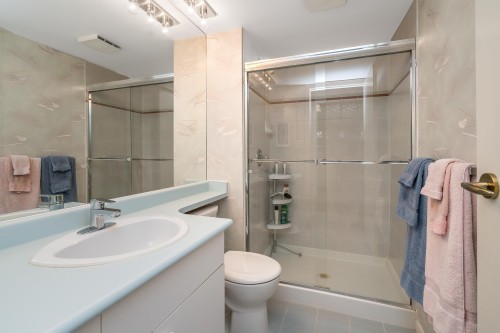 108-1675 Augusta Avenue, Burnaby, BC - Indoor Photo Showing Bathroom