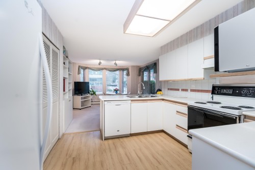 108-1675 Augusta Avenue, Burnaby, BC - Indoor Photo Showing Kitchen