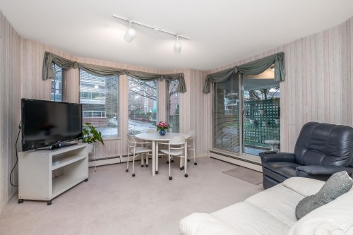 108-1675 Augusta Avenue, Burnaby, BC - Indoor Photo Showing Living Room