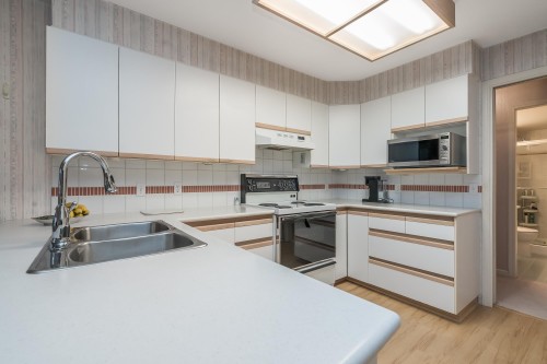 108-1675 Augusta Avenue, Burnaby, BC - Indoor Photo Showing Kitchen With Double Sink